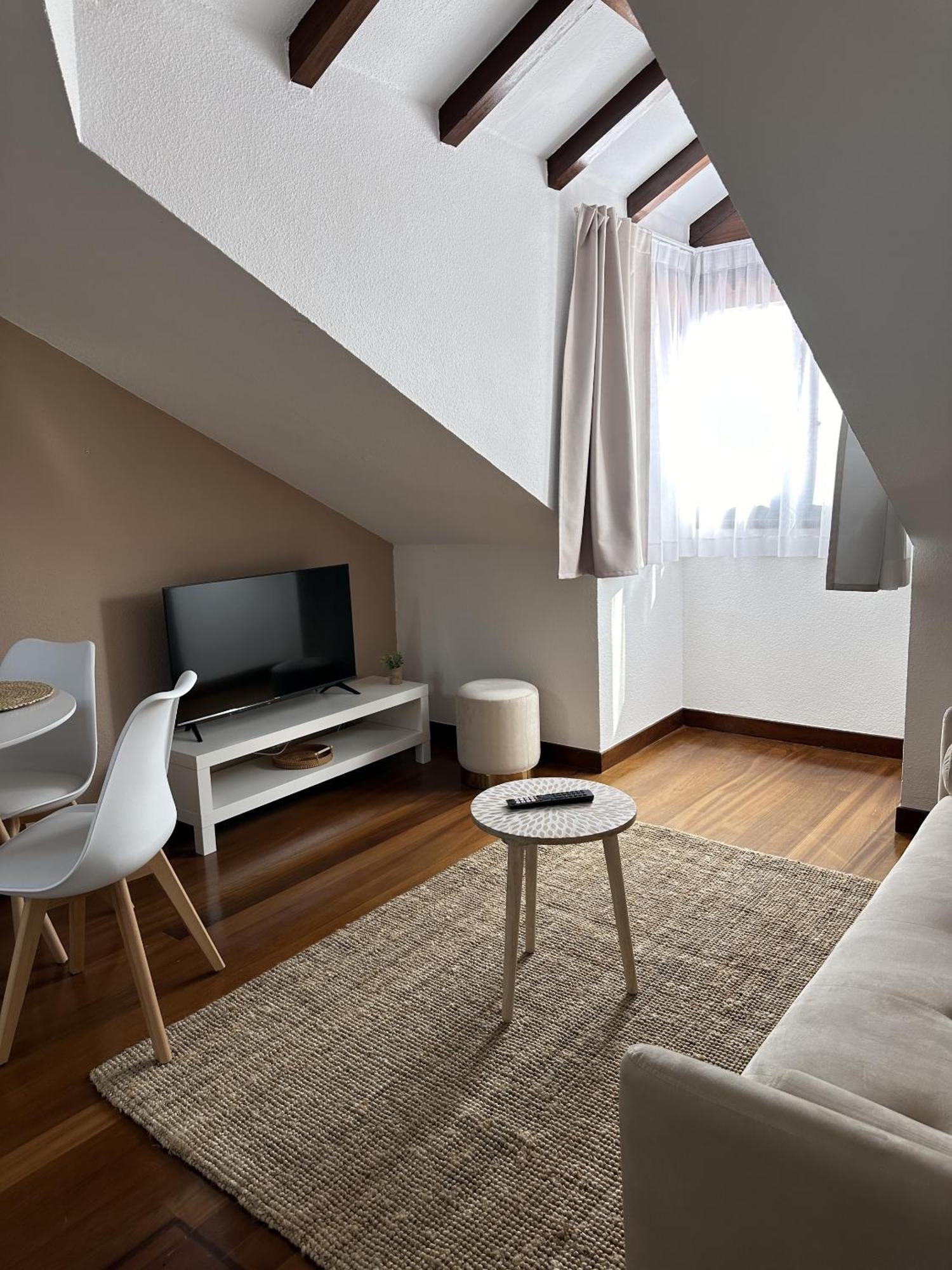 Apartamentos Val De Комільяс Екстер'єр фото