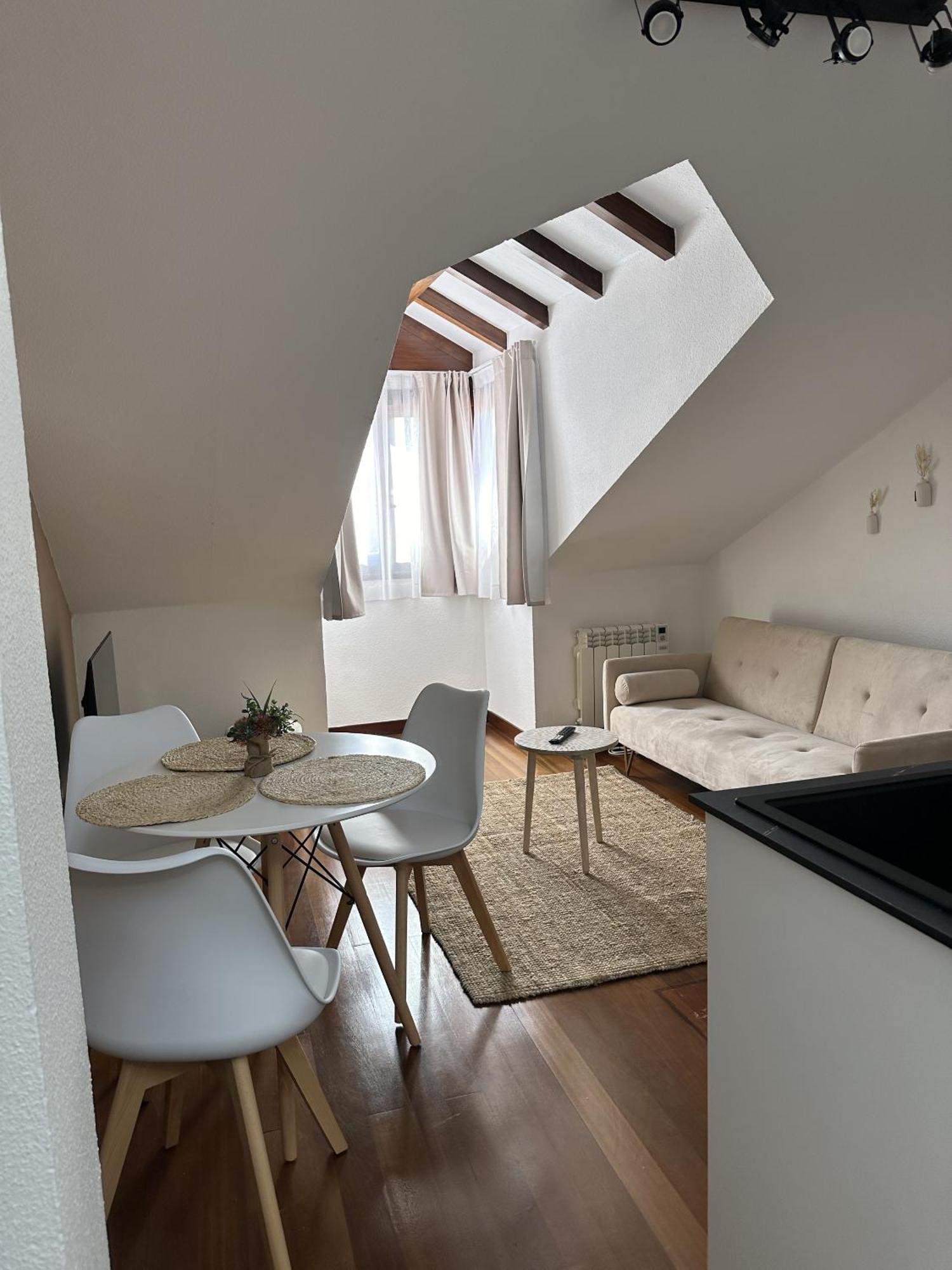 Apartamentos Val De Комільяс Екстер'єр фото